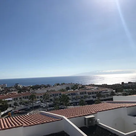 Island Village Heights 아파트 아데제
